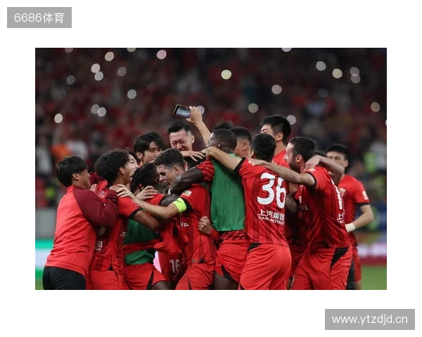 三连冠！上海海港加冕2025赛季中超冠军，摘下队史中超第四星